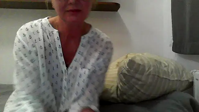 IrynaMolbertx online show from September 25, 2025, 7:28 pm