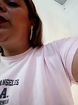 Mia-Glow online show from December 18, 2025, 5:52 pm