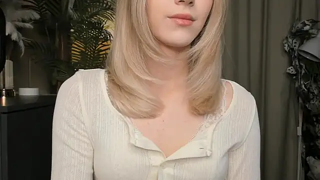 Snapshot of ChinBonnell chatting on December 15, 2025, 5:44 am ChinBonnell online show from December 15, 2025, 5:44 am