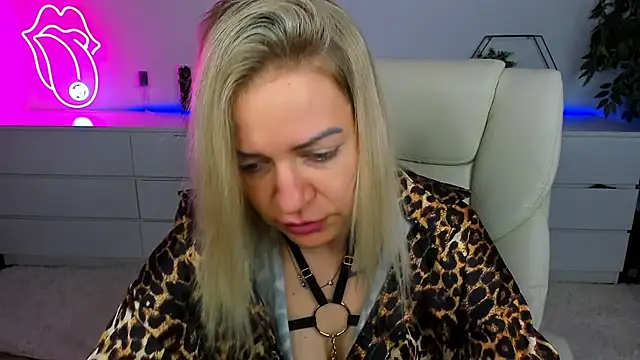 Anna Snows online show from October 3, 2025, 5:37 am