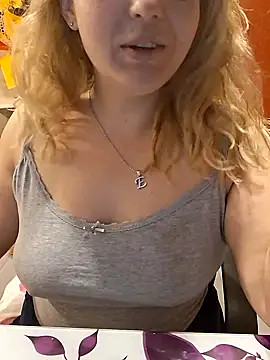 Snapshot of qSensi chatting on November 21, 2025, 12:32 am qSensi online show from November 21, 2025, 12:32 am