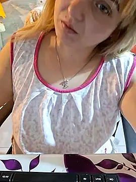 Snapshot of qSensi chatting on November 21, 2025, 11:25 pm qSensi online show from November 21, 2025, 11:25 pm