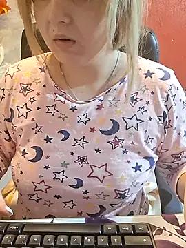 Snapshot of qSensi chatting on November 28, 2025, 10:12 pm qSensi online show from November 28, 2025, 10:12 pm