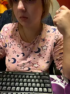 Snapshot of qSensi chatting on November 30, 2025, 12:36 am qSensi online show from November 30, 2025, 12:36 am