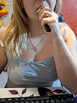 Snapshot of qSensi chatting on December 2, 2025, 2:39 am qSensi online show from December 2, 2025, 2:39 am