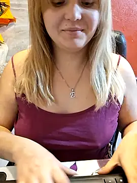 Snapshot of qSensi chatting on December 2, 2025, 9:21 pm qSensi online show from December 2, 2025, 9:21 pm