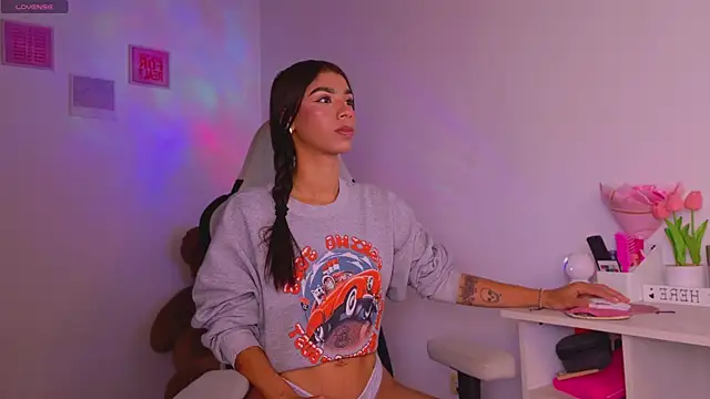 Snapshot of BrunetteAdams001 chatting on January 17, 2026, 5:45 am BrunetteAdams001 online show from January 17, 2026, 5:45 am