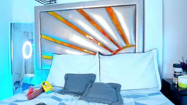 Snapshot of miiaStorm chatting on February 5, 2026, 3:44 am miiaStorm online show from February 5, 2026, 3:44 am