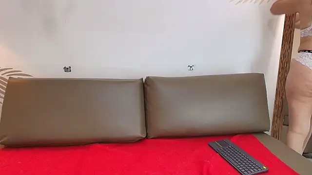 Snapshot of Lily_rousee_ chatting on July 1, 2026, 12:40 pm Lily rousee online show from July 1, 2026, 12:40 pm