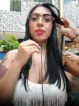 Linda Saenz  online show from November 21, 2025, 8:40 pm