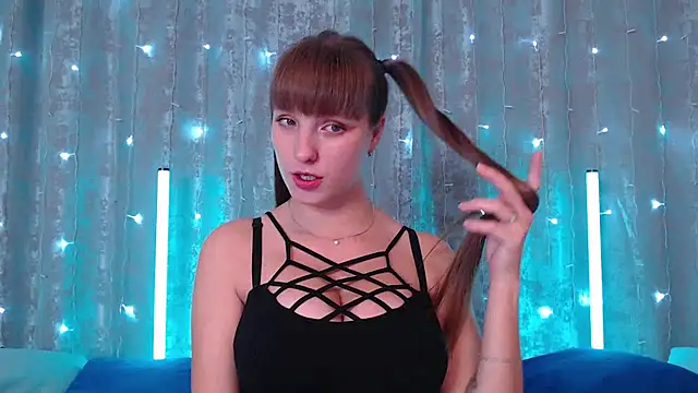 Snapshot of Leonaalove chatting on September 19, 2025, 10:32 pm Leonaalove online show from September 19, 2025, 10:32 pm