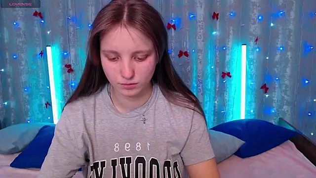 Snapshot of Leonaalove chatting on February 2, 2026, 12:37 pm Leonaalove online show from February 2, 2026, 12:37 pm