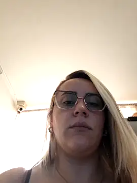 CurvyLust x online show from October 27, 2025, 3:05 pm