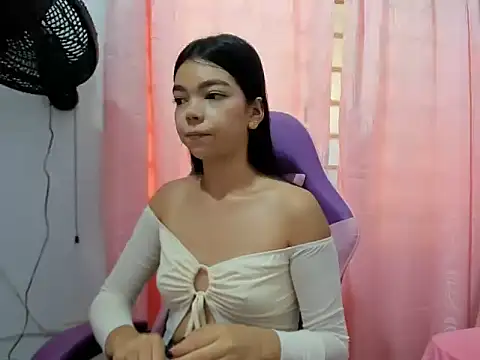 Snapshot of shy_luna18 chatting on September 21, 2025, 1:13 pm shy luna18 online show from September 21, 2025, 1:13 pm