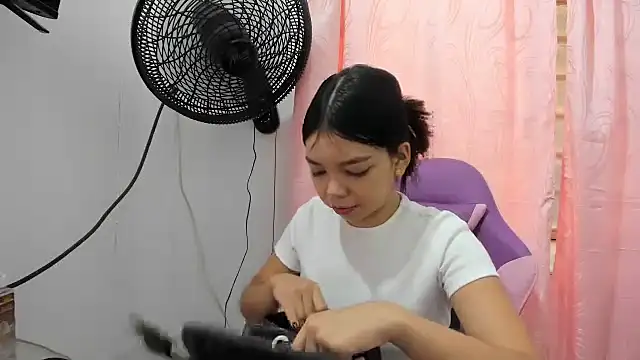 Snapshot of shy_luna18 chatting on September 25, 2025, 12:31 pm shy luna18 online show from September 25, 2025, 12:31 pm