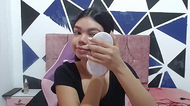 Snapshot of shy_luna18 chatting on October 7, 2025, 12:35 pm shy luna18 online show from October 7, 2025, 12:35 pm