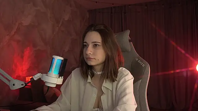 Snapshot of LumeNova chatting on February 15, 2026, 12:51 am LumeNova online show from February 15, 2026, 12:51 am