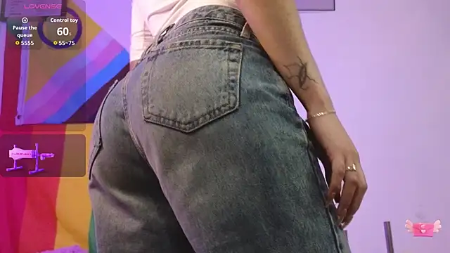 Snapshot of bella_thixx chatting on January 15, 2026, 3:00 am bella thixx online show from January 15, 2026, 3:00 am