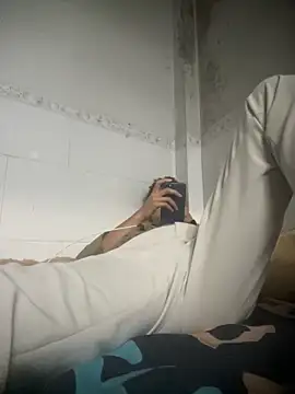 linh21107 online show from November 25, 2025, 11:27 pm