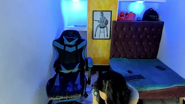 alison moon7 online show from November 11, 2025, 2:06 pm