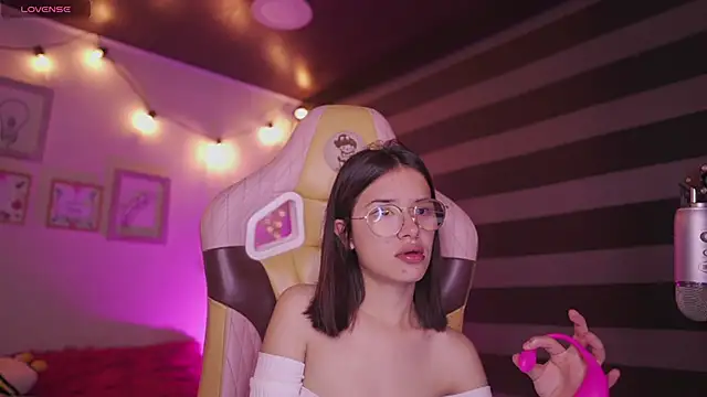 Snapshot of Lana_Dreams_ chatting on November 5, 2025, 12:43 am Lana Dreams online show from November 5, 2025, 12:43 am