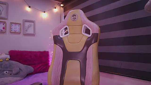 Snapshot of Lana_Dreams_ chatting on November 13, 2025, 10:19 pm Lana Dreams online show from November 13, 2025, 10:19 pm