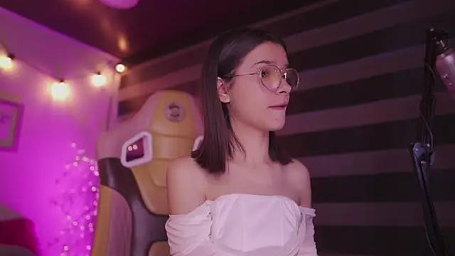 Snapshot of Lana_Dreams_ chatting on November 19, 2025, 10:32 pm Lana Dreams online show from November 19, 2025, 10:32 pm