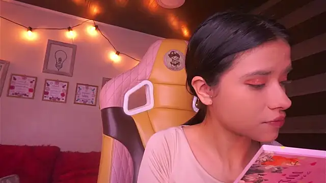 Snapshot of Lana_Dreams_ chatting on November 26, 2025, 12:33 am Lana Dreams online show from November 26, 2025, 12:33 am