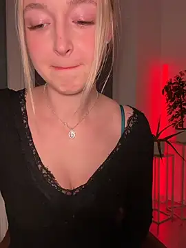 Snapshot of emilypeperoni chatting on March 3, 2026, 8:04 pm emilypeperoni online show from March 3, 2026, 8:04 pm