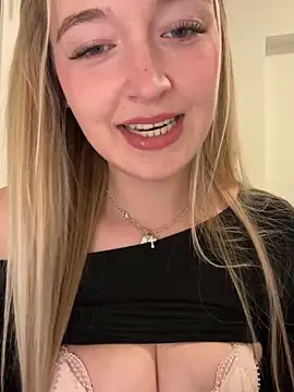 Snapshot of emilypeperoni chatting on April 11, 2026, 8:24 pm emilypeperoni online show from April 11, 2026, 8:24 pm