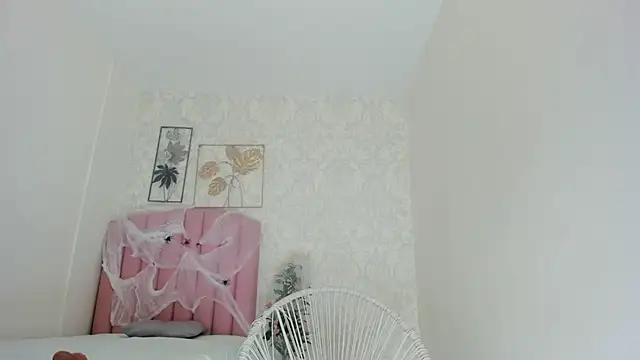 emy barnert online show from October 12, 2025, 12:37 pm