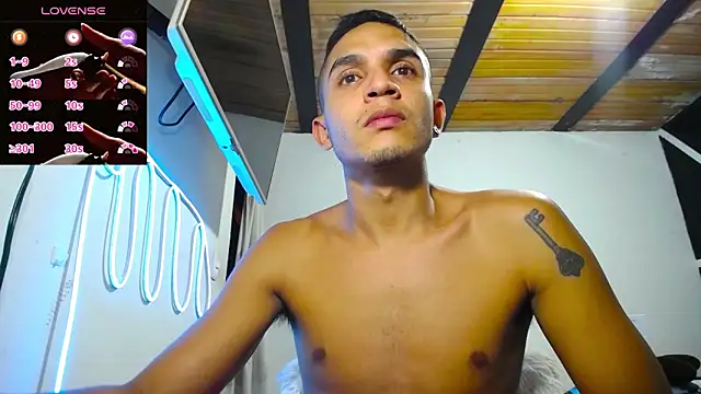 Snapshot of Angel_latinboy chatting on January 17, 2025, 1:57 am Angel latinboy online show from January 17, 2025, 1:57 am