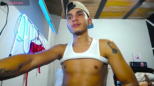Snapshot of Angel_latinboy chatting on March 13, 2025, 1:21 am Angel latinboy online show from March 13, 2025, 1:21 am