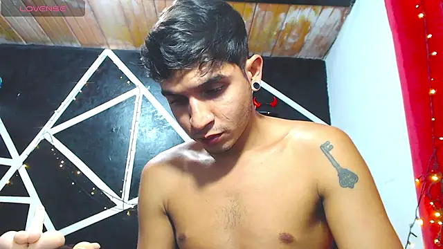Snapshot of Angel_latinboy chatting on October 1, 2025, 9:21 pm Angel latinboy online show from October 1, 2025, 9:21 pm