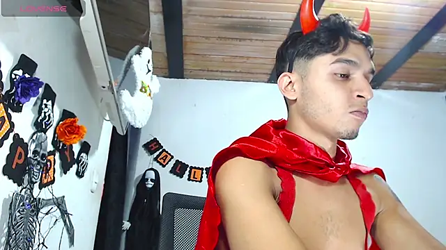 Angel latinboy online show from October 31, 2025, 10:11 pm