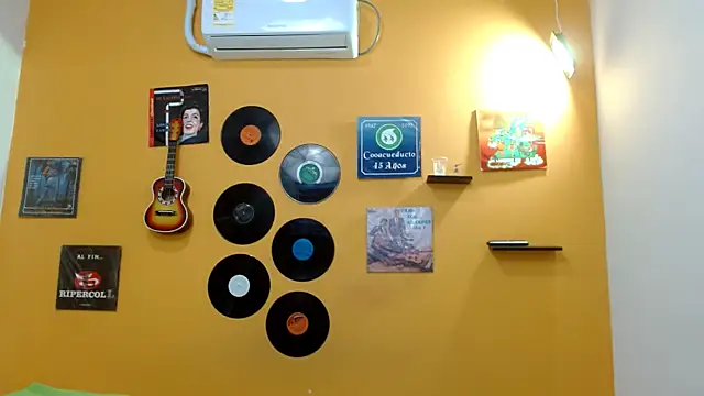 skinnyverus18 online show from October 31, 2025, 7:04 pm