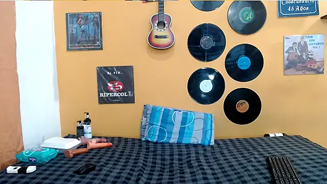 skinnyverus18 online show from April 16, 2026, 9:39 pm