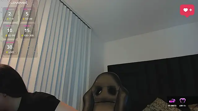 Snapshot of SaraWagner_ chatting on September 29, 2025, 6:02 pm SaraWagner online show from September 29, 2025, 6:02 pm