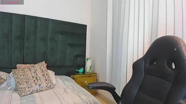 SaraWagner  online show from November 11, 2025, 12:32 am