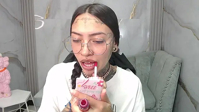 Ashley Blum v online show from November 12, 2025, 8:08 pm