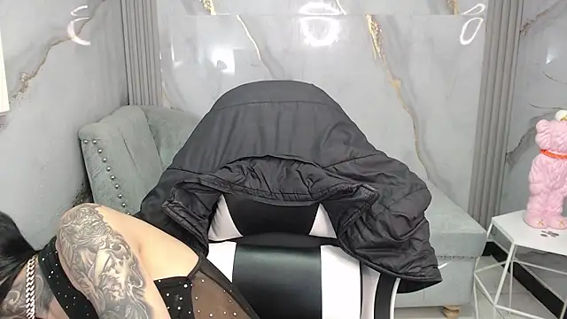 Ashley Blum v online show from December 5, 2025, 8:05 pm