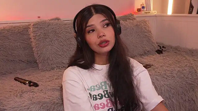 sophieee art online show from January 12, 2026, 4:39 am