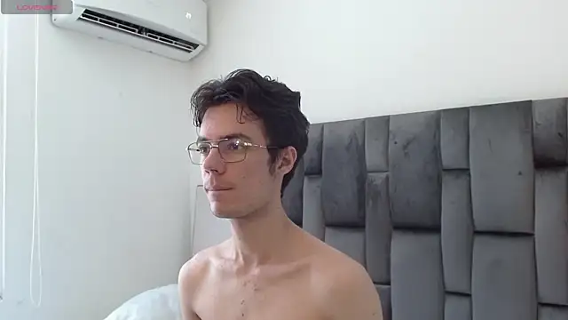 Snapshot of VIKTORNOIR chatting on September 29, 2025, 3:39 pm VIKTORNOIR online show from September 29, 2025, 3:39 pm
