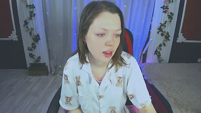 Lunar Lily online show from October 8, 2025, 5:49 am