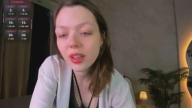 Lunar Lily online show from November 10, 2025, 5:39 am