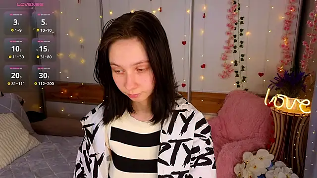 Snapshot of SuzanneHowse chatting on March 14, 2026, 4:45 pm SuzanneHowse online show from March 14, 2026, 4:45 pm