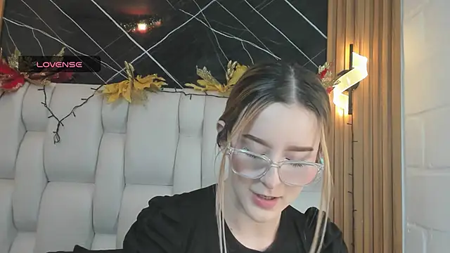 kristal joi dl online show from December 15, 2025, 1:04 pm