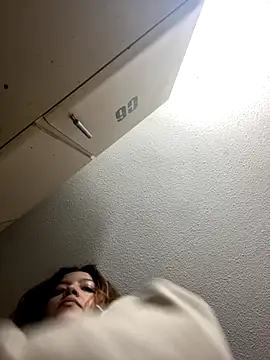 Snapshot of destiny69col chatting on October 15, 2025, 2:44 am destiny69col online show from October 15, 2025, 2:44 am