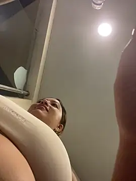 Snapshot of destiny69col chatting on November 6, 2025, 1:28 am destiny69col online show from November 6, 2025, 1:28 am