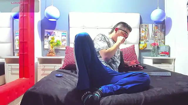 Snapshot of Max_Walker3 chatting on October 28, 2025, 2:42 pm Max Walker3 online show from October 28, 2025, 2:42 pm